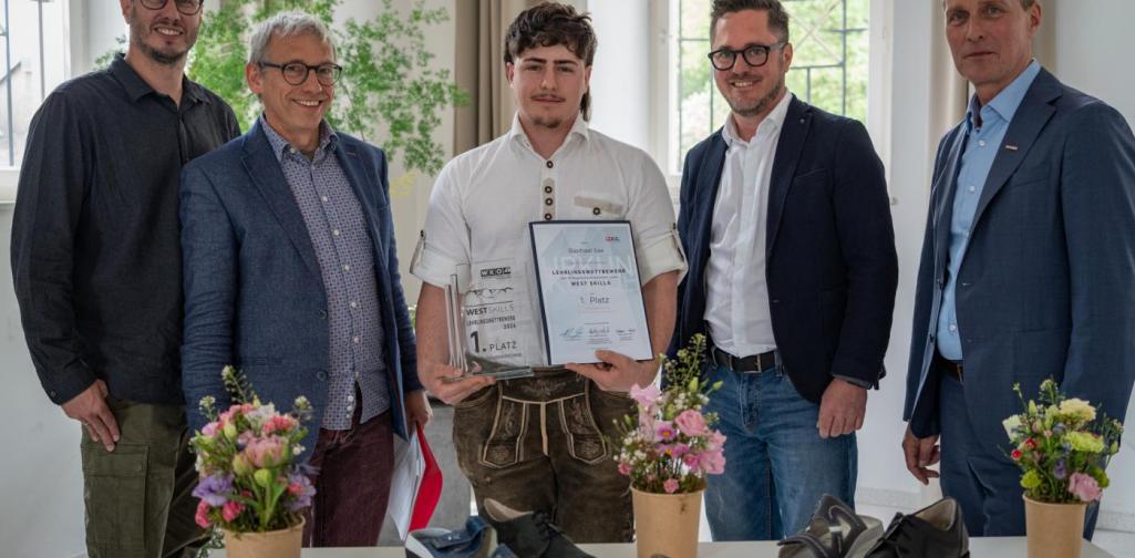 Raphael Sax aus Salzburg holte sich den Sieg beim Lehrlingswettbewerb der Orthopädieschumacher:innen Raphael Sax aus Salzburg holte sich den Sieg beim Lehrlingswettbewerb der Orthopädieschumacher:innen