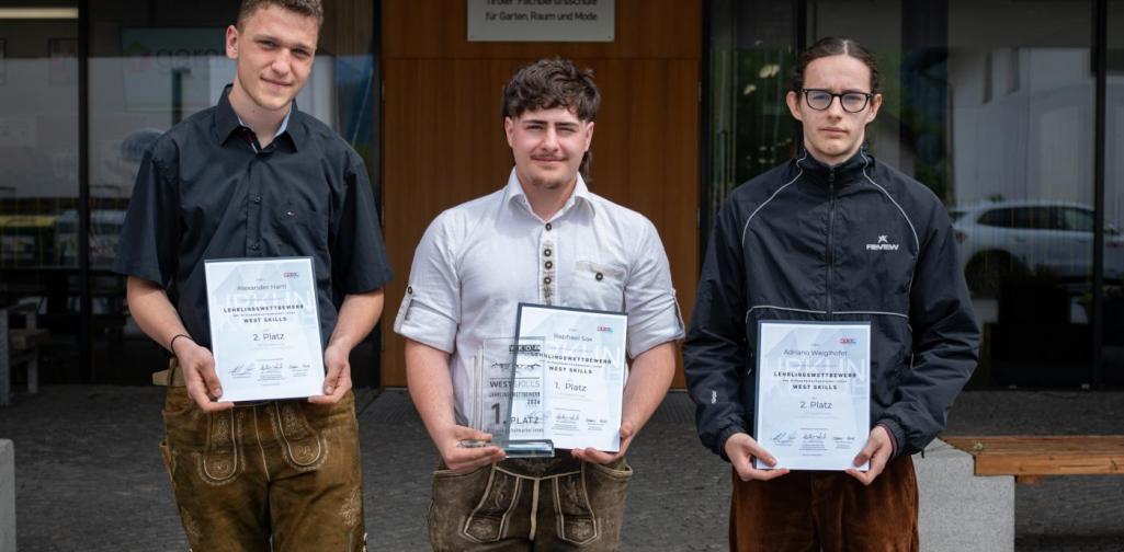 Lehrlingswettbewerb Orthopäthieschumacher:innen Bei der Preisverleihung in der Fachberufsschule in Hall erhielten alle fünf Teilnehmer:innen die verdiente Anerkennung für ihre Top-Leistungen in Form von Wertgutscheinen und Sachpreisen. Dazu gratulierten Organistion-Team und Ehrengäste.